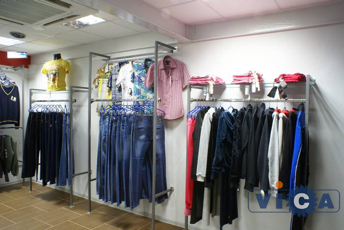 Такой интерьер магазина одежды как на фото разрабатывался менеджерами и дизайнерами компании ВИКА на основе нестандартных металлических стоек.