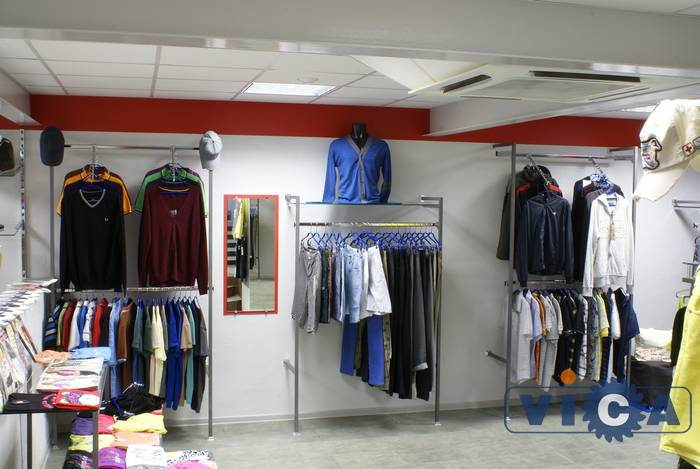 Настенные металлические вешала для магазинов позволяют разместить много одежды не заграмождая торговую площадь.