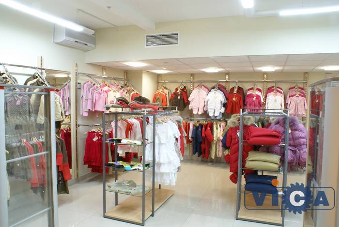Оборудование для магазина детской одежды включает в себя настенные стойки вешала серии ГЛОБАЛ и напольные вешала серии 21 МАТТИФ