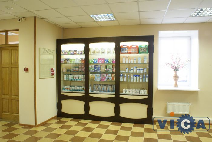 Оформление витрин в аптеке сделано с помощью декоративных накладных элементов