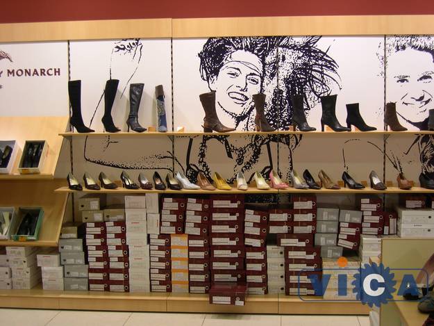 Дизайн магазина обуви &quot;Монарх&quot; включил в себя наклейку на стеллажи постеров. 