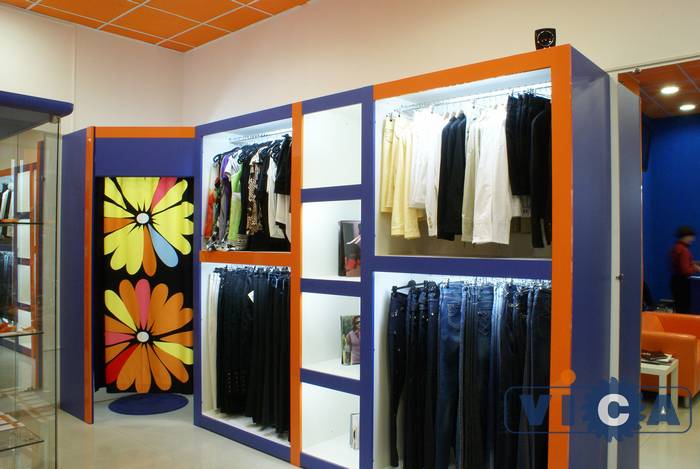 Дизайн магазина молодежной одежды был спроектирован в дизайн-бюро компании ВИКА.
