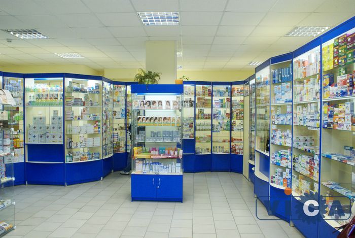 Аптечное оборудование включает в себя витрины, прилавки и стеллажи
