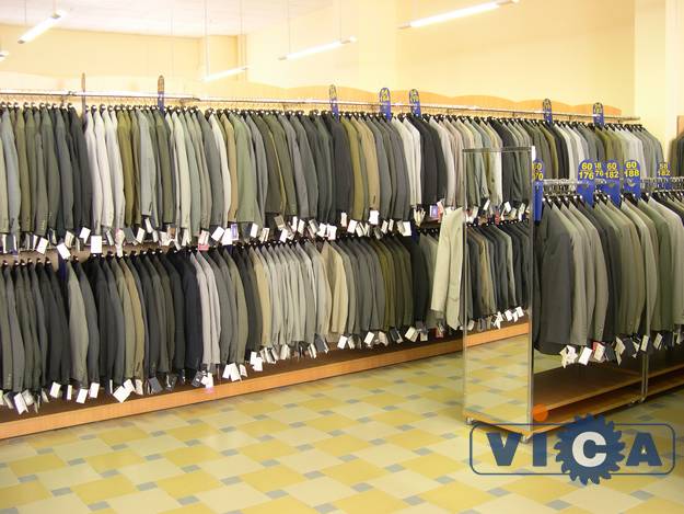 Продажа мужских костюмов невозможна без надежного торгового оборудования для развески одежды. Торговые стеллажи Двина выдерживают до 80 кг на секцию длиной 90 см.