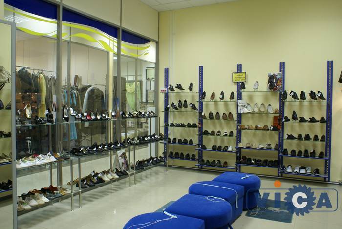 Обувное торговое оборудование обычно делается из стекла, что обеспечивает максимальную обзорность обуви, не создает затененных зон и обладает достаточной грузоподъемностью.