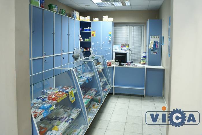 Аптечное торговое оборудование выполнено в нежно-голубом цвете. Низкие витрины для аптек в сочетании со стеллажами спокойного цвета определенно лучшее решение для аптеки в небольшом помещении. 