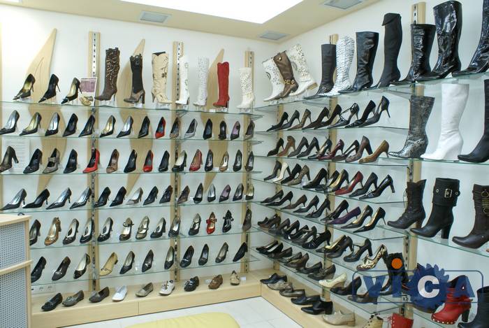Торговое оборудование для обуви представлено 17 серией торговой мебели "Глобал". Торцы стеклянных полок полированные и углы могут быть закруглены.