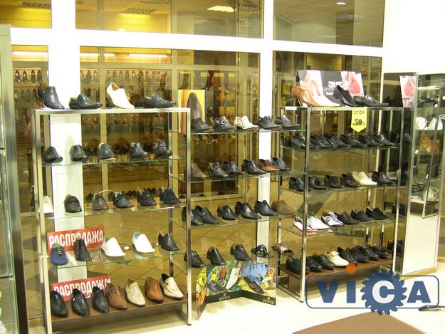 Обувные стеллажи со стеклянными полками толщиной 6 мм. 16 серия торговой мебели &quot;Примо&quot; подходит для того, чтобы оборудовать интерьер любого магазина обуви.