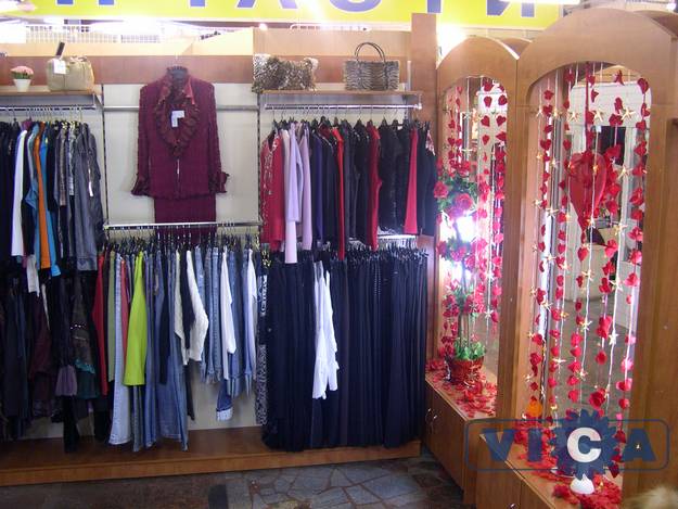 Для продажи одежды используется торговое оборудование серии 12 ДВНИА. 15 серия  АРКАДА (справа) отделяет галерею ТЦ от помещения магазина женского трикотажа.