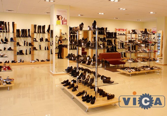 Оборудование для обуви в магазине Паяна выполнено из ДСП и МДФ цвета Светлый БУК.