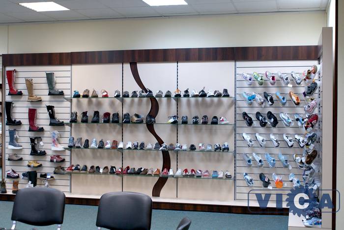 Стеллажи "Двина" - торговое оборудование для магазинов обуви. Плюсы очевидны: широкая цветовая палитра, возможность менять размеры стеллажей при заказе и варьировать расположение полок в процессе работы.